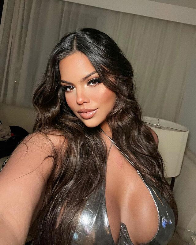 "Stop Judging My Body!" – Woman’s Heartfelt Plea After Cruel Stares and Laughter at Disneyland